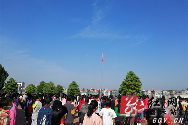 行廊镇中心学校升国旗仪式_副本.jpg