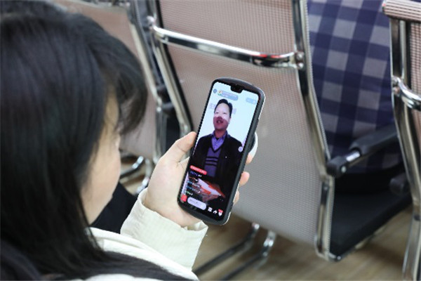 （培训会学员现场通过直播观看PK赛）.jpg