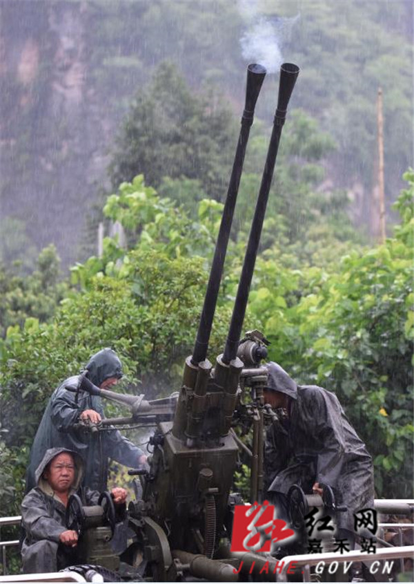 工作人员正在发射人工增雨炮弹。_副本.jpg