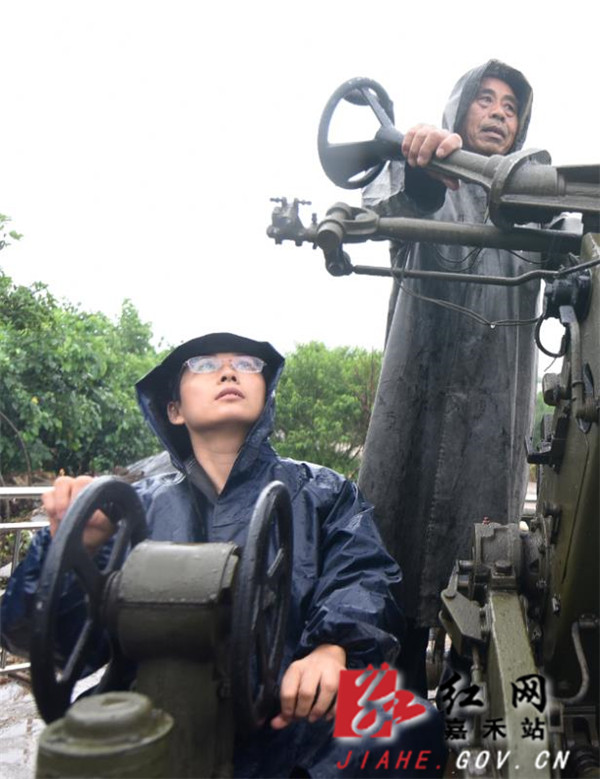 县气象局局长刘素平亲自操作发射人工增雨炮弹_副本.jpg