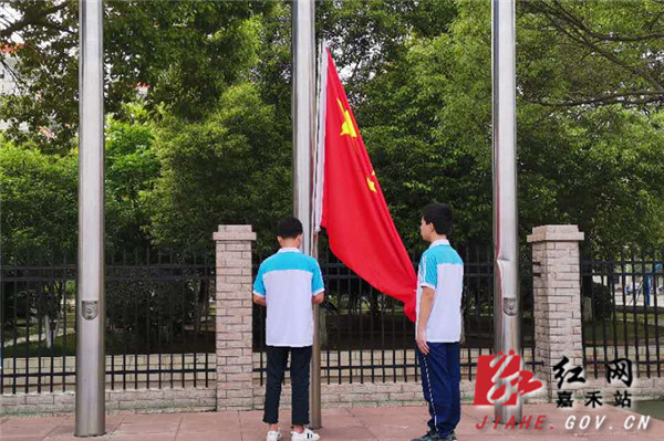 五星红旗迎着朝阳冉冉升起.jpg