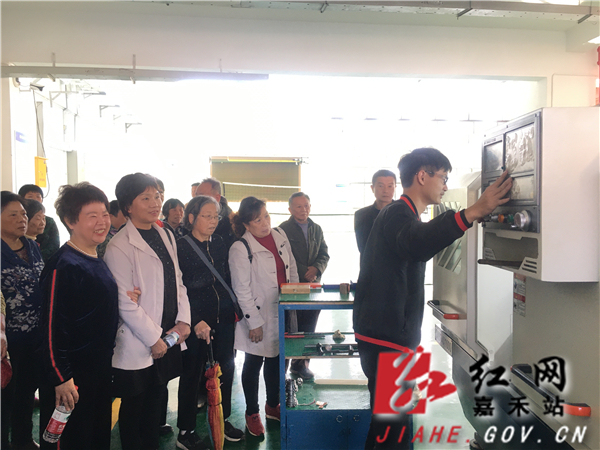 实训车间观看实操.jpg 实训车间观看实操.jpg