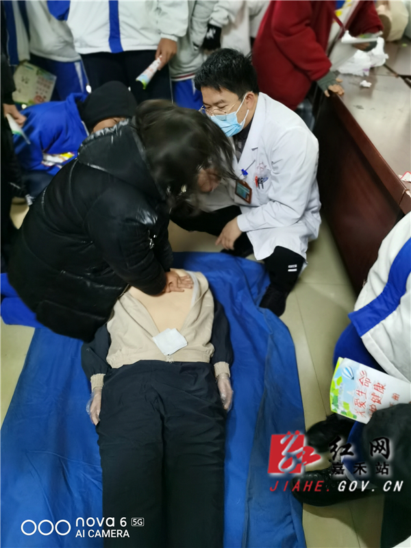 学生体验心肺复苏急救法.jpg