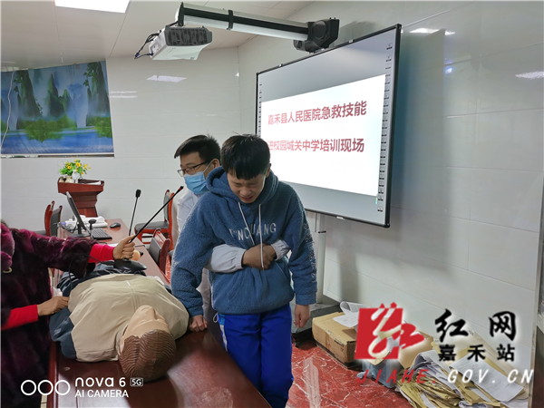 学生体验海姆力克急救法.jpg
