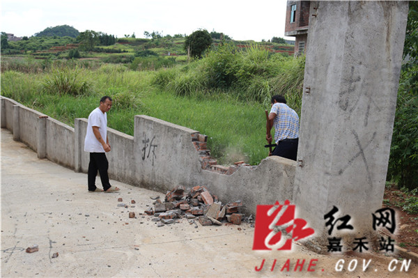 拆墙人员在拆除作业.jpg 拆墙人员在拆除作业.jpg