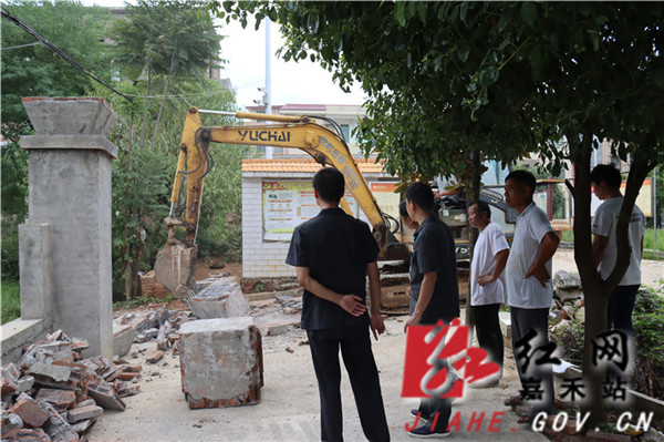 挖机进场拆除门柱.jpg 挖机进场拆除门柱.jpg