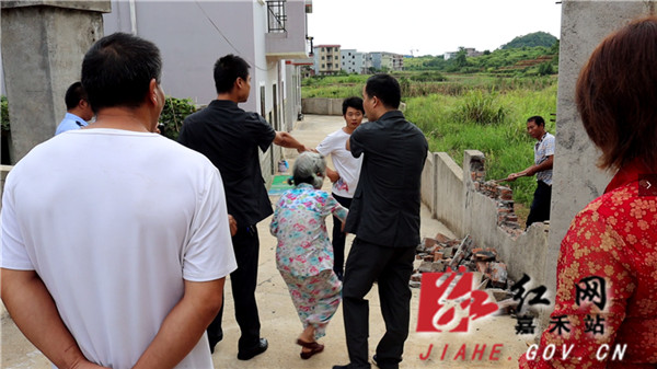 被执行人亲属多次在现场阻拦.jpg 被执行人亲属多次在现场阻拦.jpg