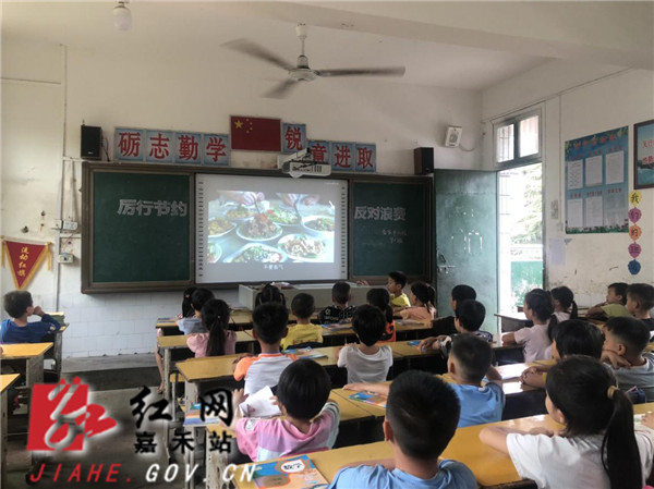 学生在教室观看勤俭节约教育视频_副本.jpg 学生在教室观看勤俭节约教育视频_副本.jpg