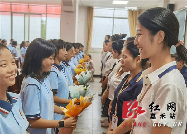 学生向老师献花.jpg