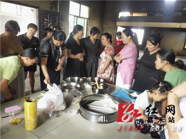 实操考试现场_副本.jpg 实操考试现场_副本.jpg