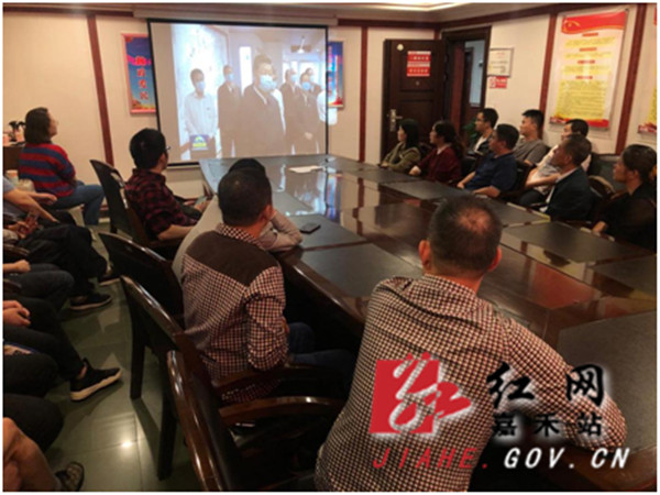 县委办组织干部职工集中收看央视新闻联播_副本.jpg