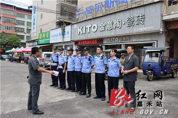 执行干警抵达房屋楼下_副本.jpg