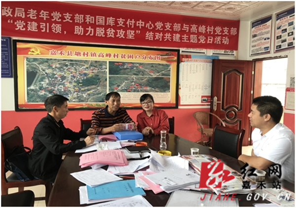 爱心企业总经理罗真音代表企业为高峰村捐赠爱心捐款_副本.jpg 爱心企业总经理罗真音代表企业为高峰村捐赠爱心捐款_副本.jpg