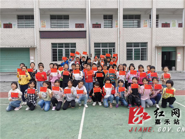 少先队员们与国旗合影.jpg 少先队员们与国旗合影.jpg