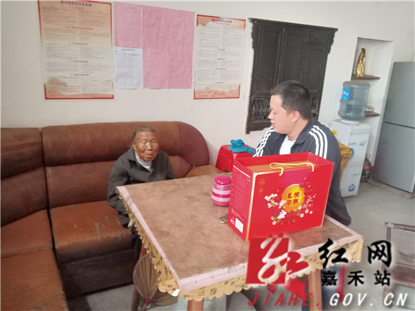 嘉禾县气象局节前走访慰问贫困户-图3_副本.jpg 嘉禾县气象局节前走访慰问贫困户-图3_副本.jpg
