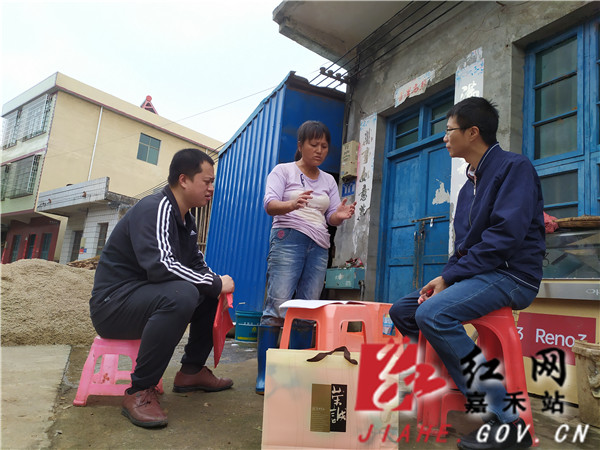 嘉禾县气象局节前走访慰问贫困户-图2_副本.jpg 嘉禾县气象局节前走访慰问贫困户-图2_副本.jpg