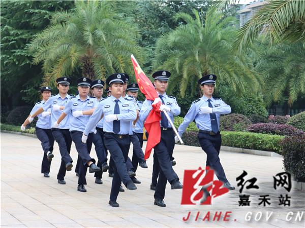 司法警察护卫队护送国旗至升旗台_副本.jpg