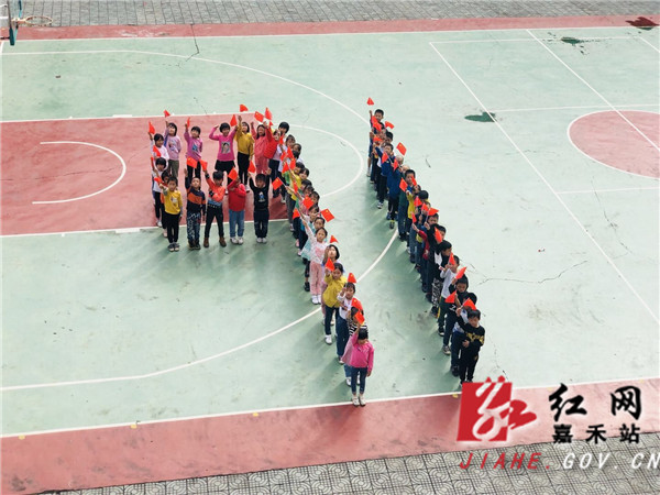 少先队员们摆出“71”造型向祖国致敬.jpg 少先队员们摆出“71”造型向祖国致敬.jpg