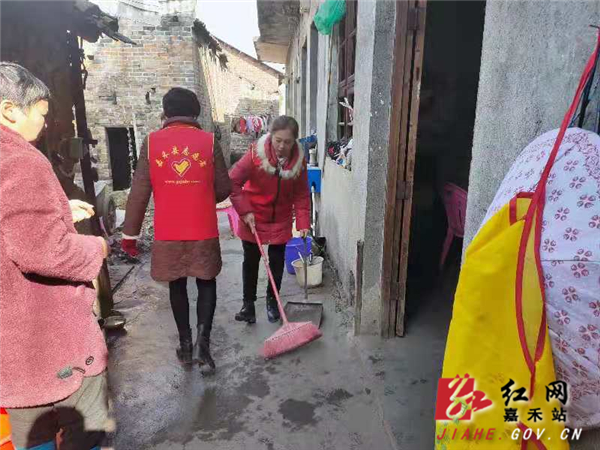 为孤寡老人打扫卫生.jpg