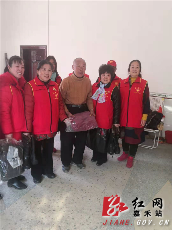 为困难老人送衣服.jpg