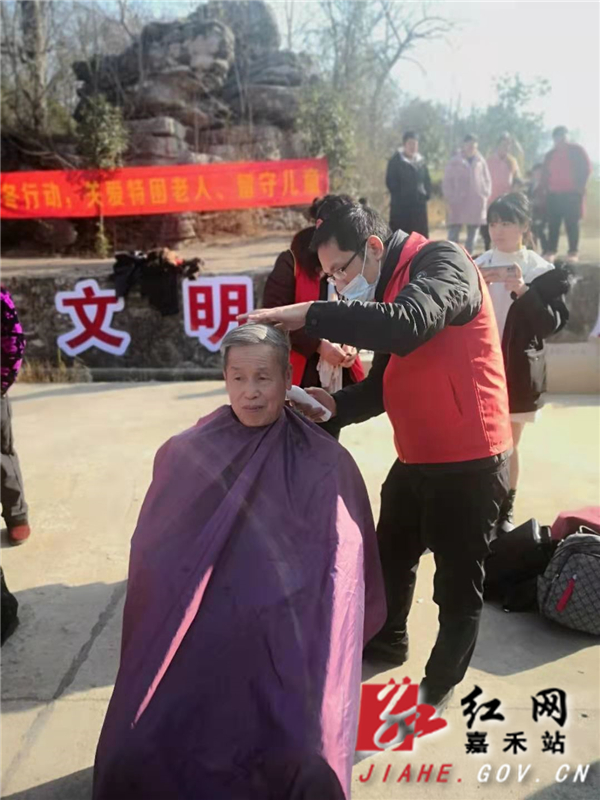 为老人理发.jpg