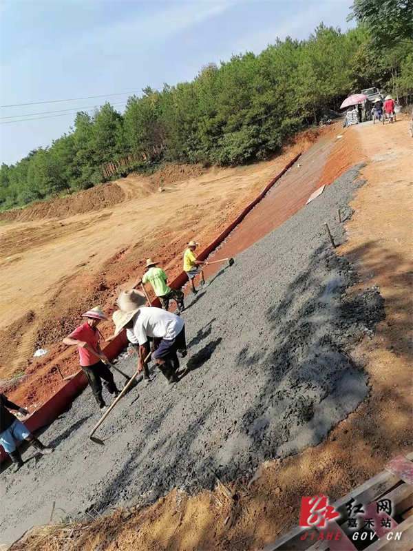普满乡板山村水利设施整修施工中.jpg