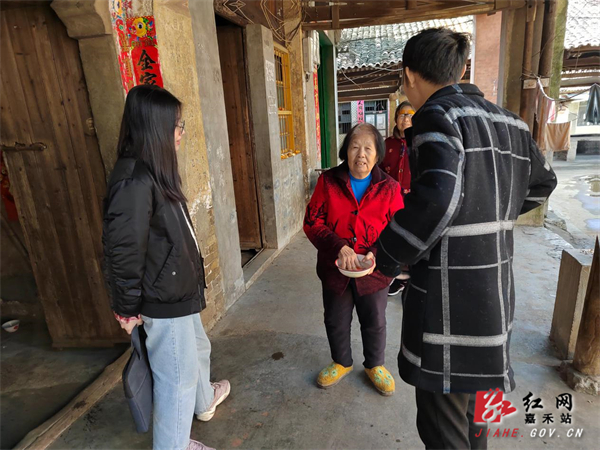 党员干部走访坦坪村所联系户，了解群众生活情况.jpg
