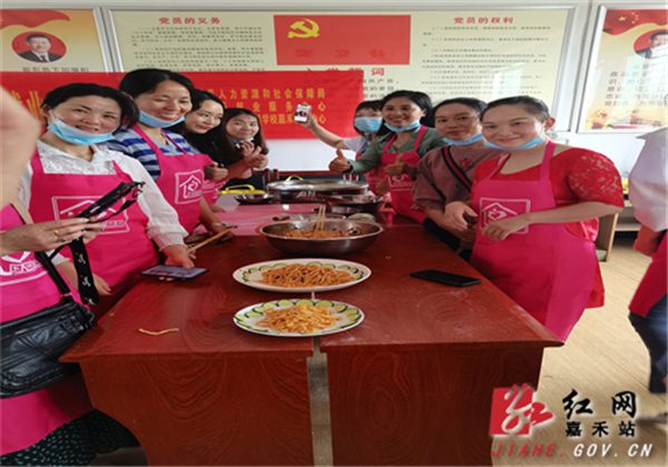 学员们亲手做出各种中式面点后露出满意的笑容.jpg
