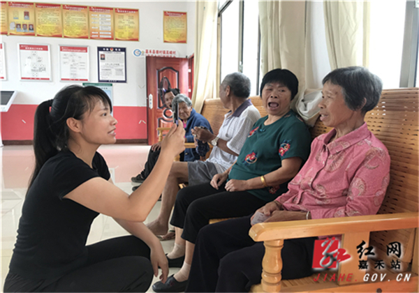 塘村党代表正在进行刷脸认证.jpg