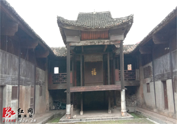 尹氏宗祠的戏台、厢房、露天坪.jpg