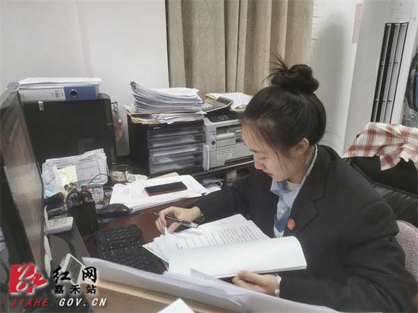 杨珺玲在工作.jpg