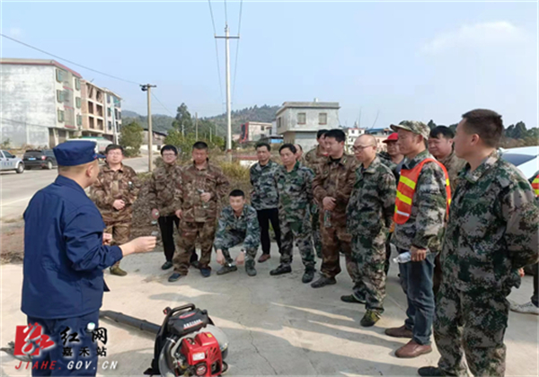 县森林消防应急中队工作人员现场讲解机具使用方法.jpg