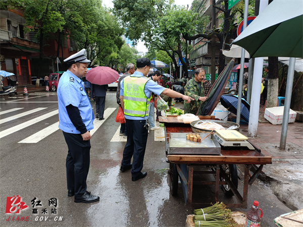 珠泉执法人员对占道经营的摊贩进行宣传教育引导.jpg