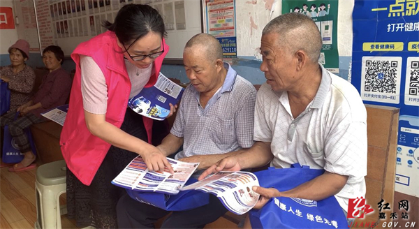 袁家镇志愿者向群众讲解禁毒知识.jpg 袁家镇志愿者向群众讲解禁毒知识.jpg