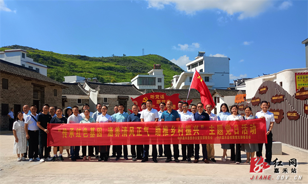 在邓中夏故居前合影.jpg