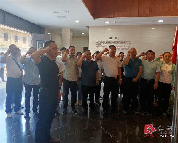 在湘南年关暴动纪念群像前重温入党誓词.jpg