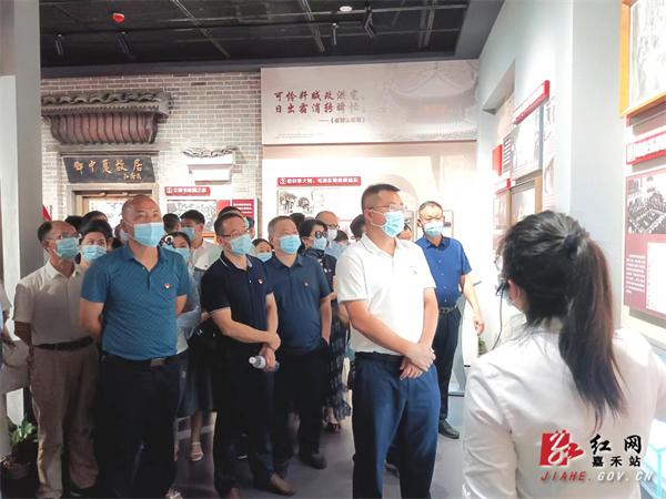在邓中夏同志生平事迹陈列室参观.jpg