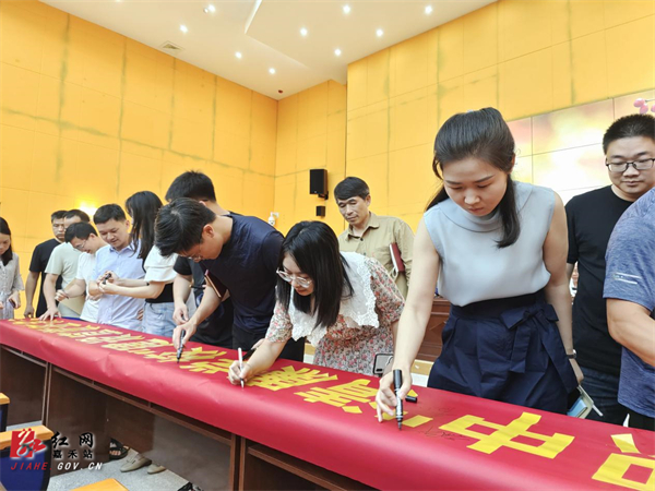 职中开展“清廉学校”建设签名活动.jpg