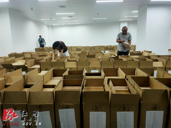 档案部门工作人员正在清查核对首批入馆的民生档案.jpg
