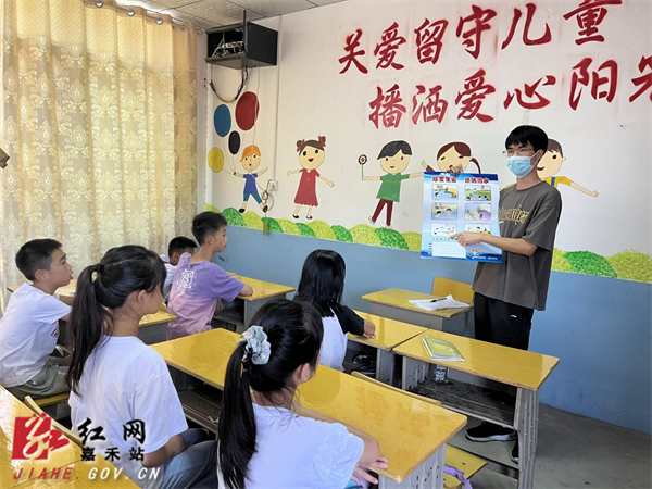坦坪镇田心村大学生志愿者为学生们讲授防溺水知识.jpg 坦坪镇田心村大学生志愿者为学生们讲授防溺水知识.jpg
