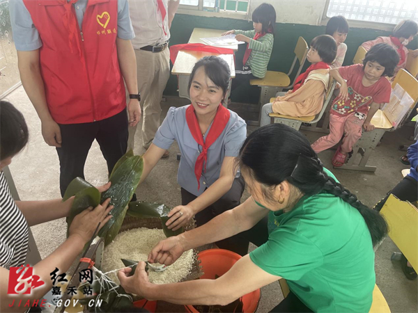 端午节,志愿者与留守儿童们一同玩游戏、包粽子.jpg 端午节,志愿者与留守儿童们一同玩游戏、包粽子.jpg