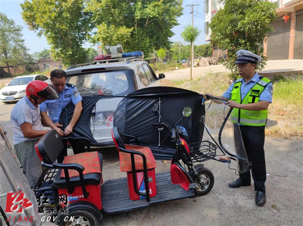 坦坪派出所上路整治交通顽瘴痼疾.jpg 坦坪派出所上路整治交通顽瘴痼疾.jpg