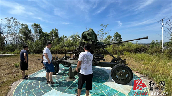 县气象局工作人员在普满乡实施人工增雨作业.jpg