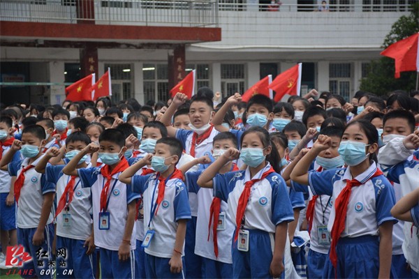 全体学生在国旗下庄严宣誓.jpg
