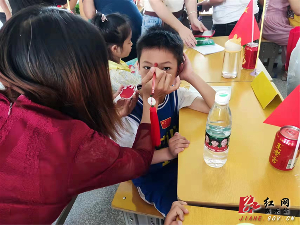 家委会代表用朱砂给一年级学生点痣.jpg