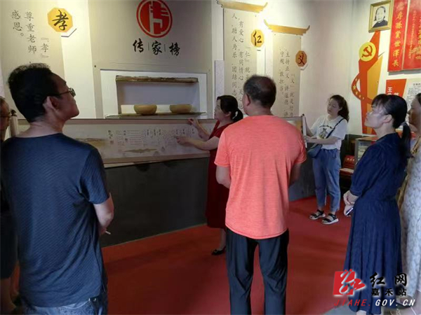 嘉禾县财政局机关第一支部在王井元家风馆内认真聆听内容讲解.jpg 嘉禾县财政局机关第一支部在王井元家风馆内认真聆听内容讲解.jpg