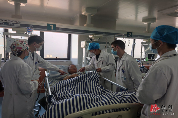 重症医学科团队为患者调整优化治疗方案.jpg 重症医学科团队为患者调整优化治疗方案.jpg