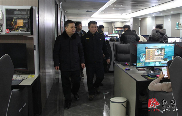检查组查看城区网吧经营情况.jpg