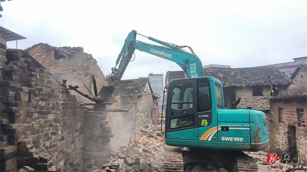 马托村拆除危旧房屋现场.jpg