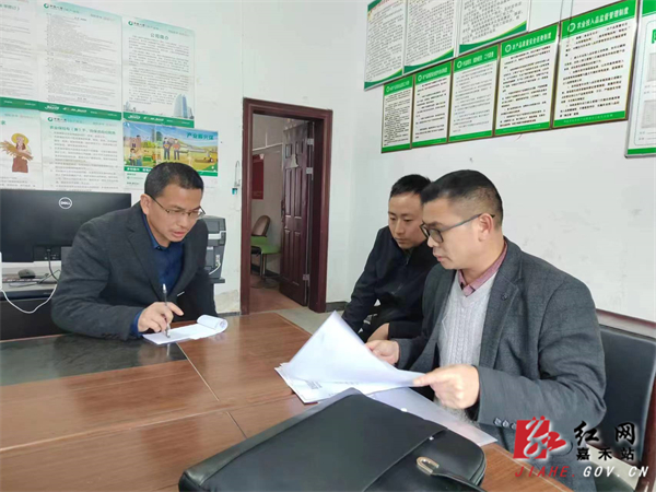 督查人员在普满乡开展医保征缴监督检查.jpg